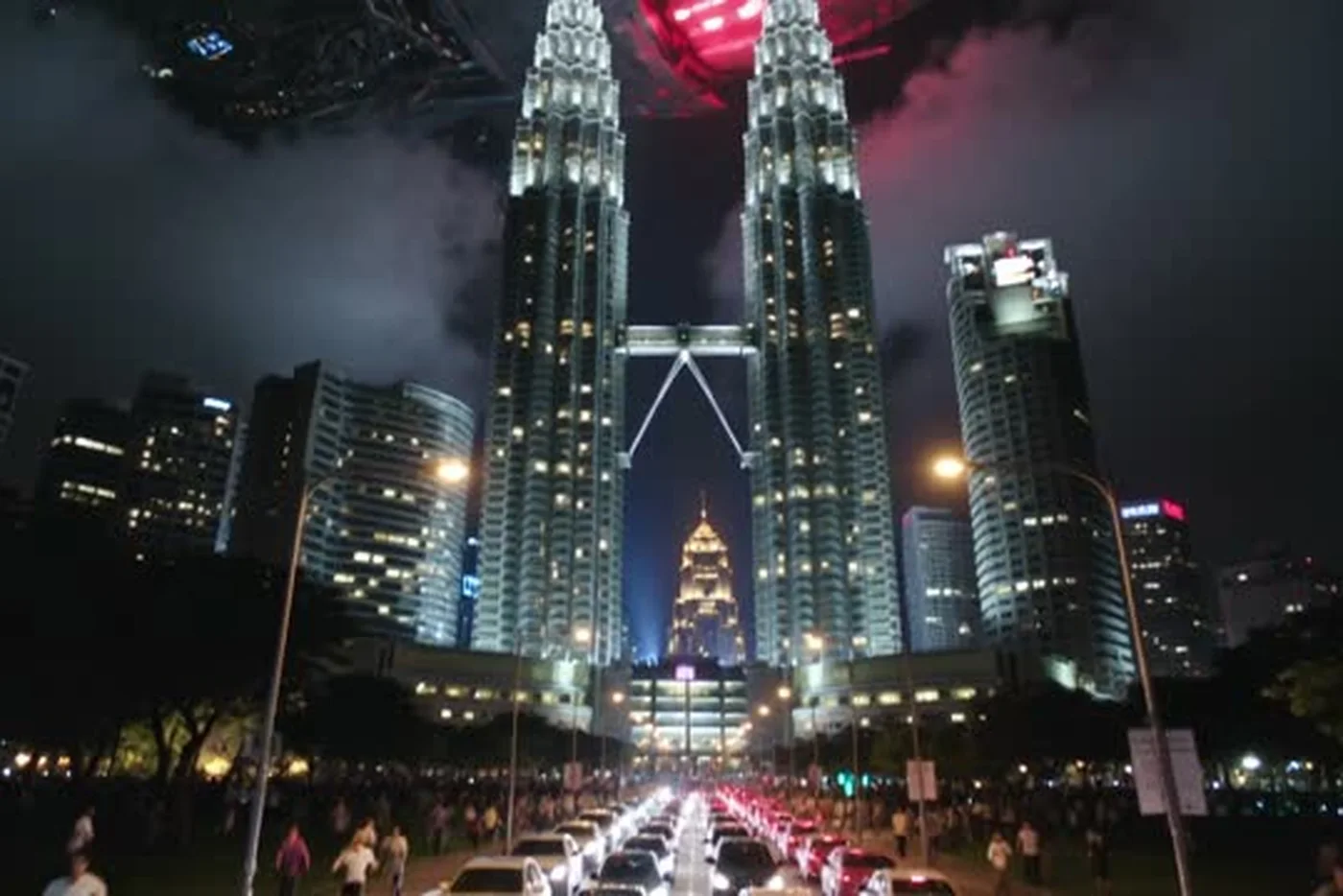 The alien command ship over Kuala Lumpur, the night the signal died